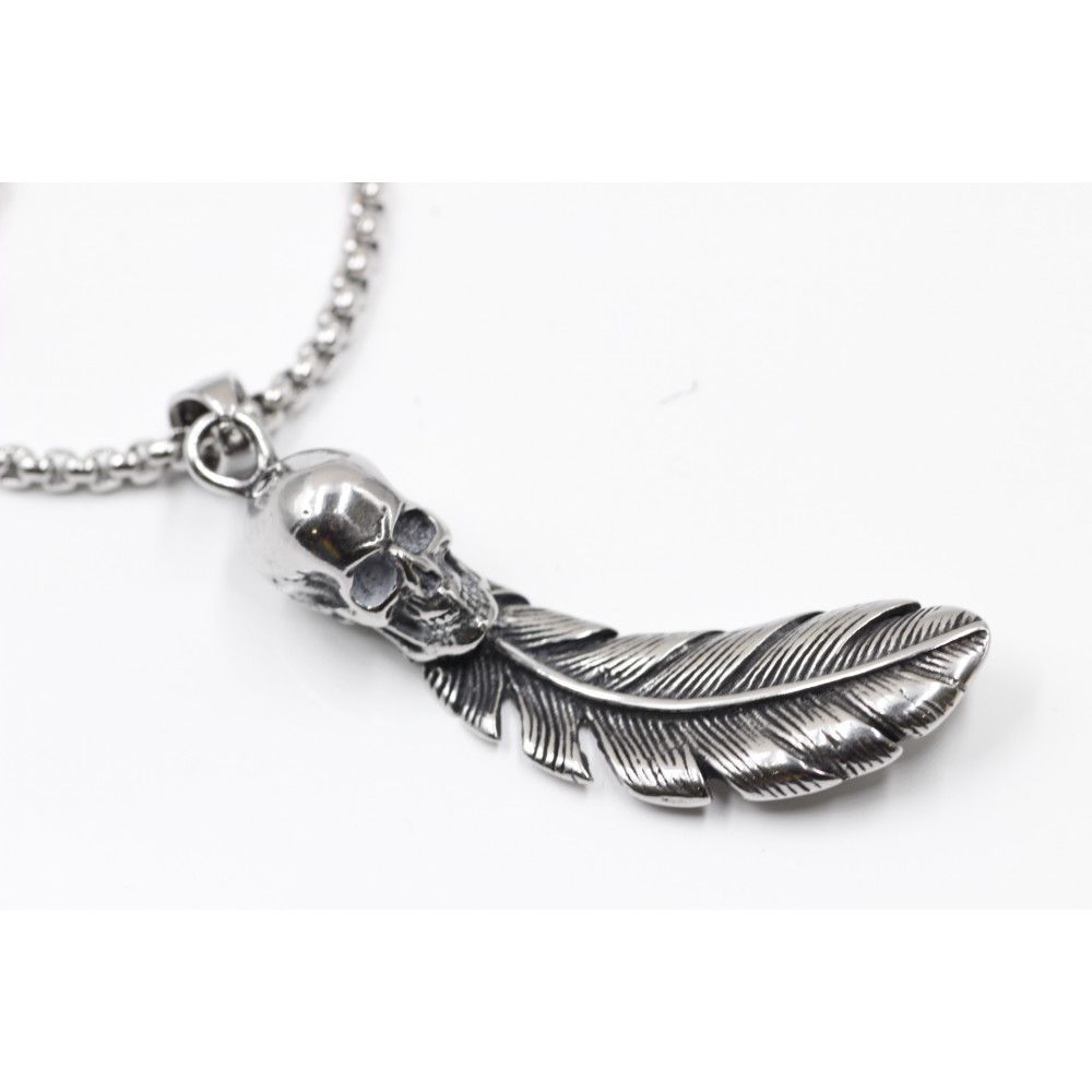 Necklace in the shape of skull and long feather